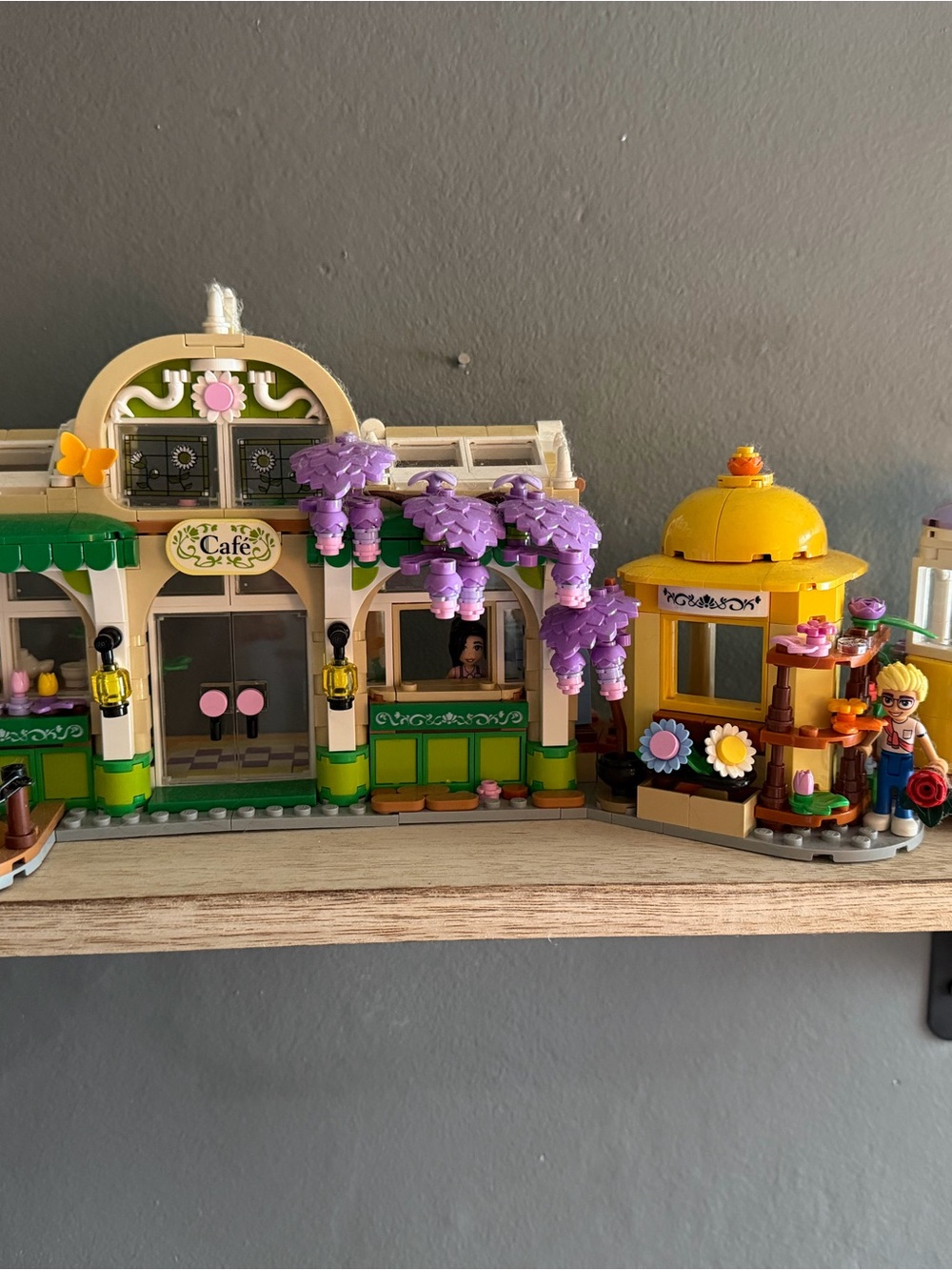 Lego Green Yellow Purple Café & Flower Shop Playset
